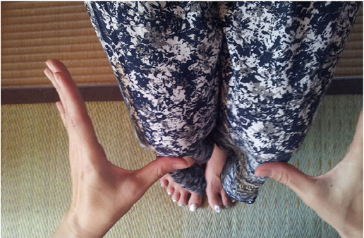 左足が指一本分くらい長い写真